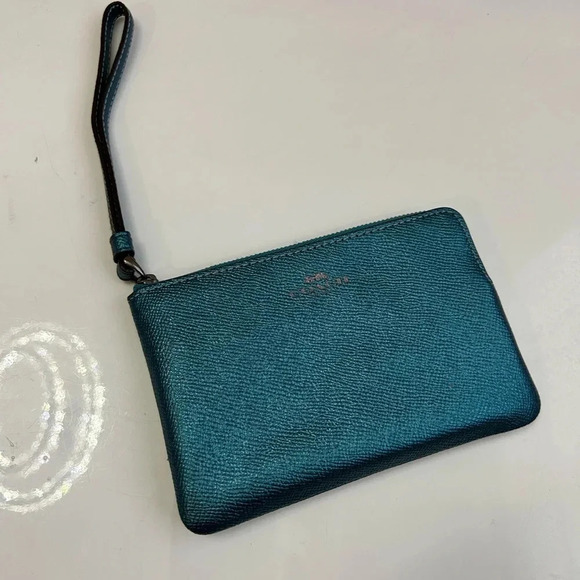 ! Coach metallic green  Leather Wristlet, - Picture 1 of 2
